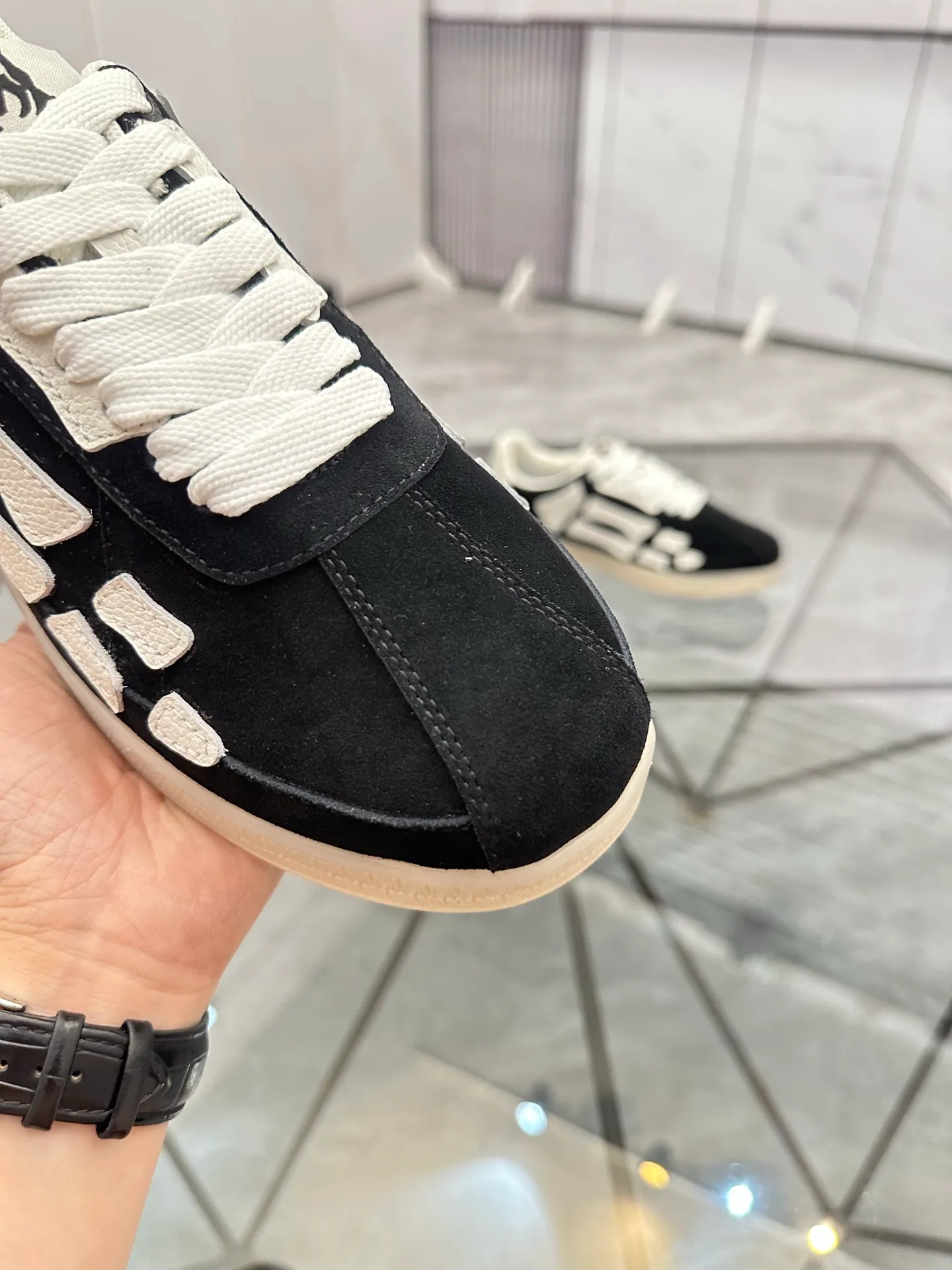 Men's shoes: 💰P420¥ Product trademark: AMIRI* "Amir*" low-top casual shoes Regular size: 38-45 (can be customized to 46) Product material: imported nubuck leather upper, breathable lining, original outsole. Number: 001